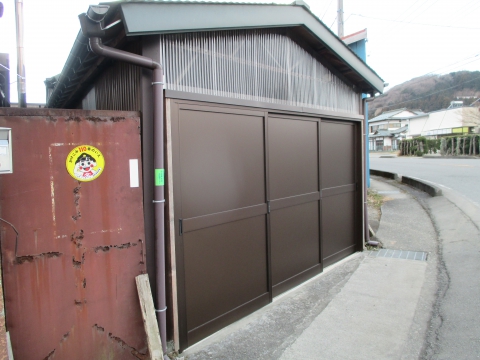 【御殿場古沢店】車庫兼物置入口に戸を取り付けました！！